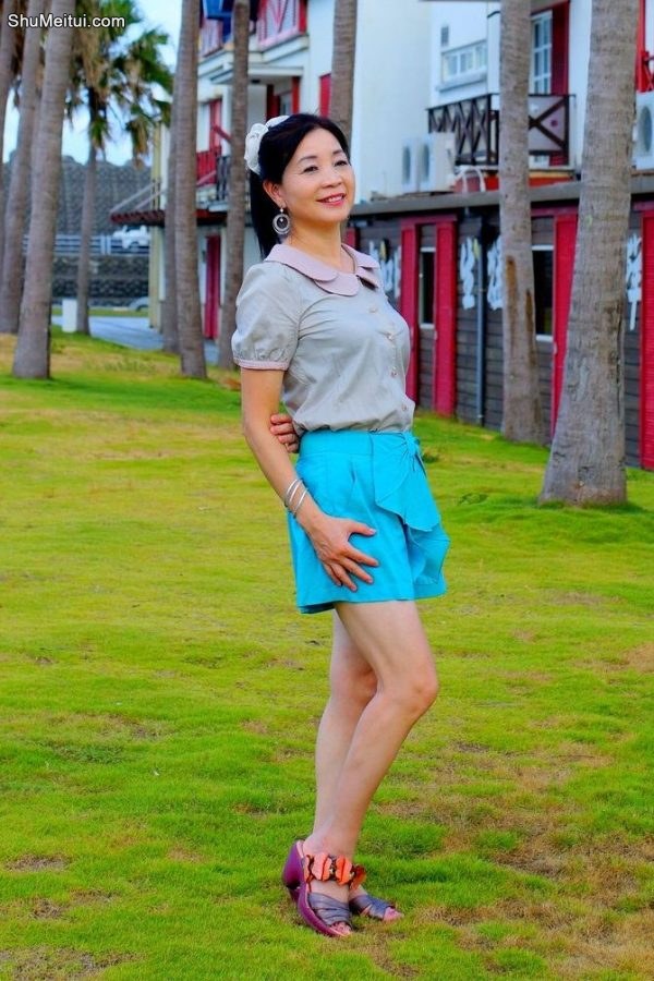 标准拍照姿势熟女诗舞蓝裙露腿[第19张/共28张]