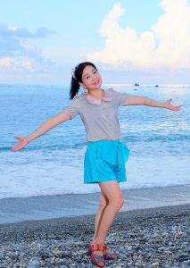 海边拍照留念诗舞姐脱掉鞋子露脚