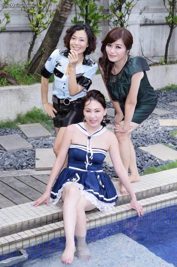 群妇生日会——泳池边美腿合照[第4张/共12张]