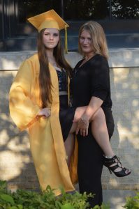 姐姐光荣毕业抱起妹妹不小心露出小内