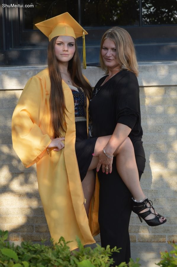 姐姐光荣毕业抱起妹妹不小心露出小内[第1张/共5张]