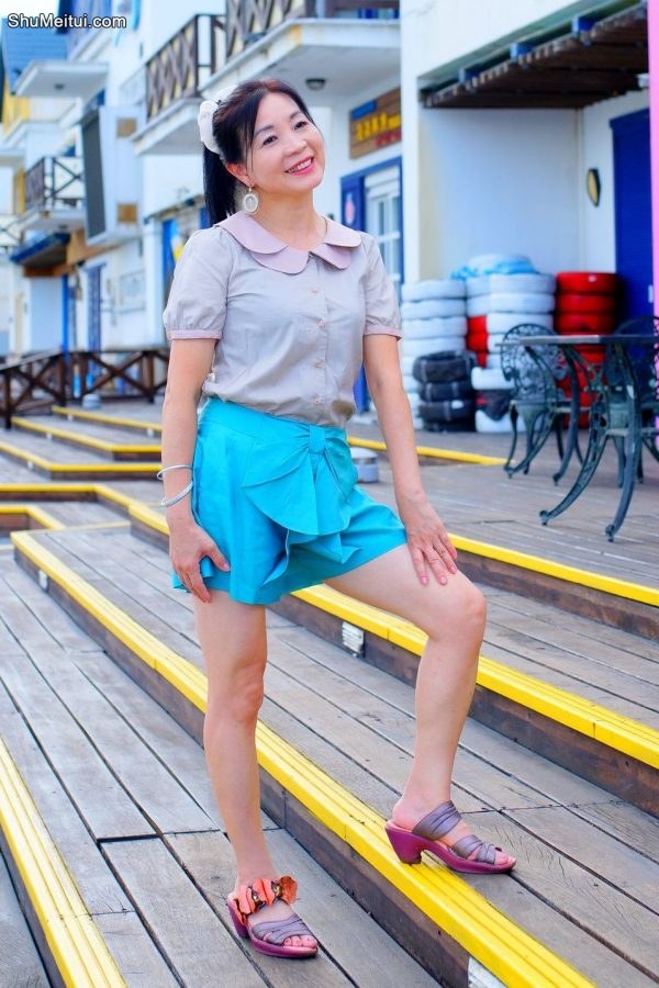 标准拍照姿势熟女诗舞蓝裙露腿[第12张/共28张]