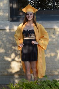 姐姐光荣毕业抱起妹妹不小心露出小内