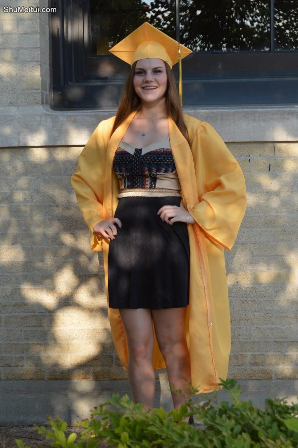 姐姐光荣毕业抱起妹妹不小心露出小内[第2张/共5张]