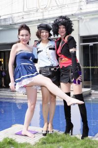 群妇生日会——豪宅院内姐姐们的美腿合照