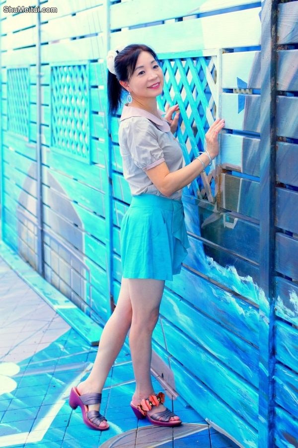 标准拍照姿势熟女诗舞蓝裙露腿[第11张/共28张]