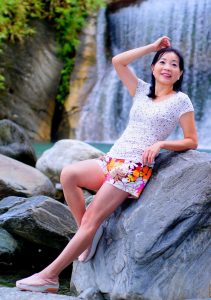 诗舞在瀑布前留影 人美腿美脚也美