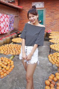 CC姐热裤美腿与柿子合影写真