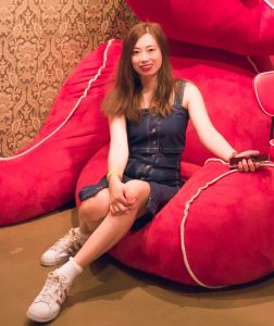 堂堂身穿开叉牛仔裙不时露出大腿