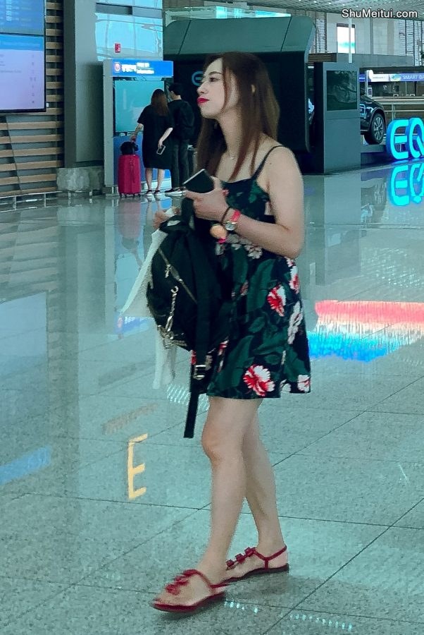 堂堂在机场秀出白皙美腿[第4张/共4张]