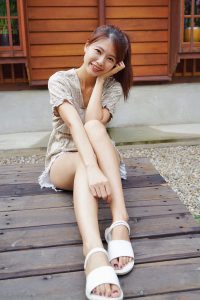 假日里CC姐穿热裤展示自己曼妙的长腿