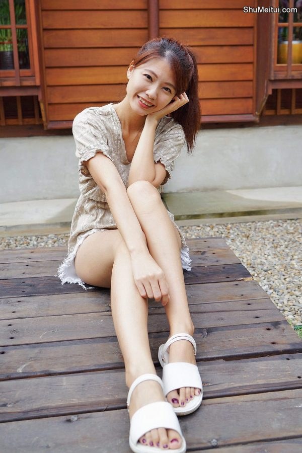 假日里CC姐穿热裤展示自己曼妙的长腿[第10张/共13张]