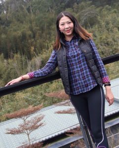 气质美女李鸽鸽户外穿紧身裤腿型真的很好