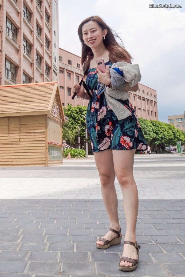 自信美丽的堂堂姐花裙美腿春意盎然[第2张/共12张]