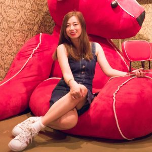 堂堂身穿开叉牛仔裙不时露出大腿