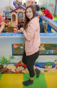 堂堂姐在游乐场里的紧身裤短棉袜