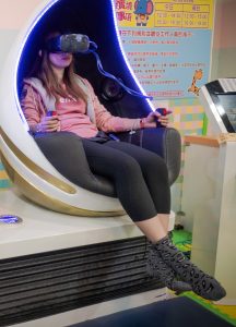 堂堂姐在游乐场里的紧身裤短棉袜