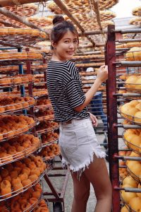 CC姐热裤美腿与柿子合影写真