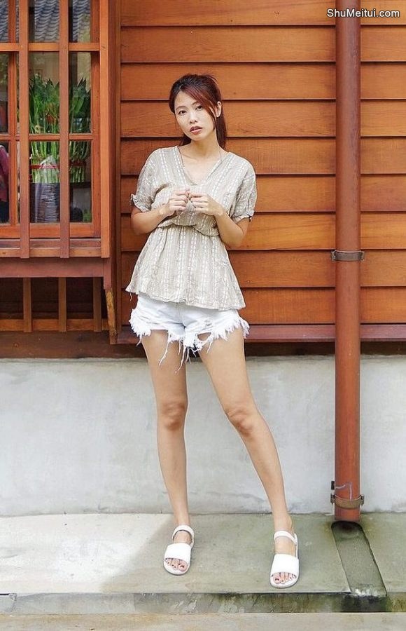 假日里CC姐穿热裤展示自己曼妙的长腿[第9张/共13张]