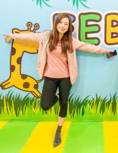 堂堂姐在游乐场里的紧身裤短棉袜