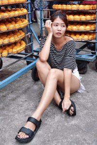 CC姐热裤美腿与柿子合影写真