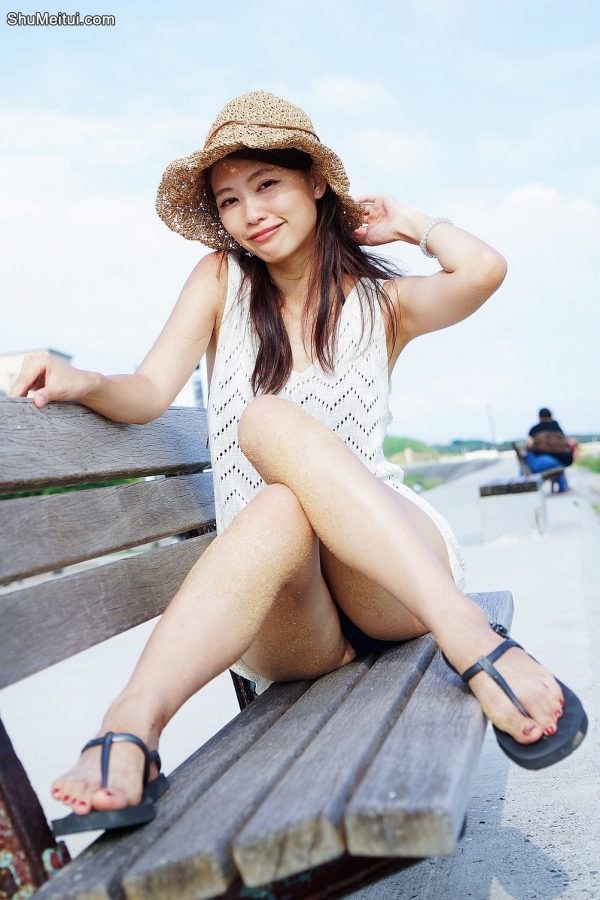 CC姐海边旅行时大腿照 准备去海滩了[第15张/共22张]