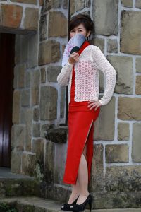 穿红色旗袍鱼嘴高跟的熟女大姐半遮面