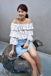 CC姐在动物园拍照片腿不是一般好看