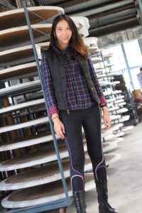 气质美女李鸽鸽户外穿紧身裤腿型真的很好