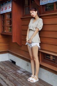 假日里CC姐穿热裤展示自己曼妙的长腿