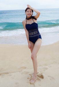 CC姐沙滩蓝色吊带泳装长腿迷人