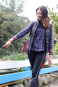 气质美女李鸽鸽户外穿紧身裤腿型真的很好