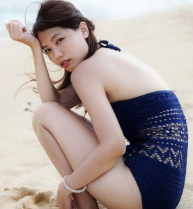 CC姐沙滩蓝色吊带泳装长腿迷人