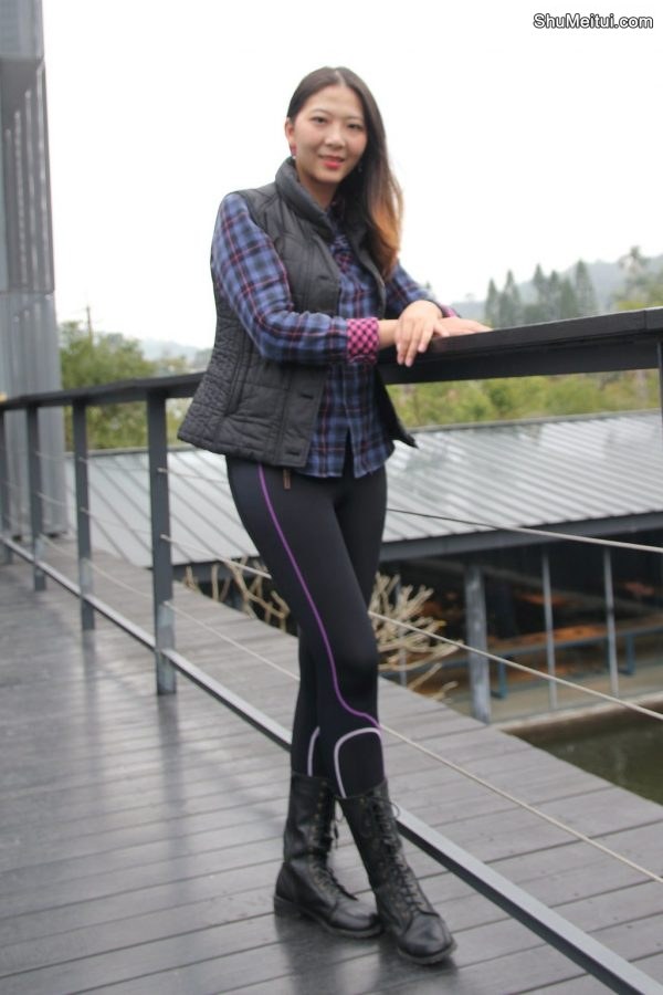 气质美女李鸽鸽户外穿紧身裤腿型真的很好[第4张/共9张]