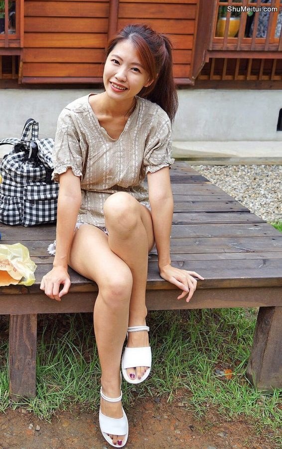 假日里CC姐穿热裤展示自己曼妙的长腿[第6张/共13张]