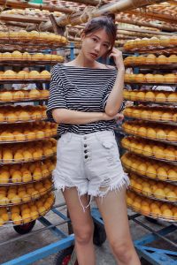 CC姐热裤美腿与柿子合影写真