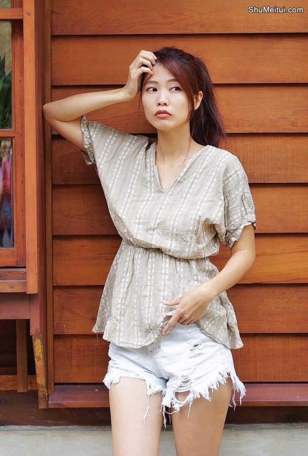 假日里CC姐穿热裤展示自己曼妙的长腿[第8张/共13张]