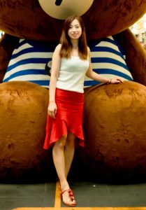 堂堂在韩国旅行时的照片身穿红裙红裙气质迷人