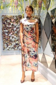 穿旗袍展示凹凸有致好身材的嫂子