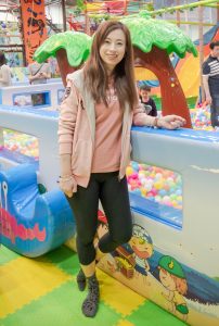 堂堂姐在游乐场里的紧身裤短棉袜