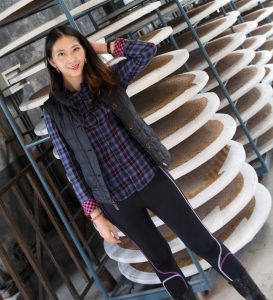 气质美女李鸽鸽户外穿紧身裤腿型真的很好