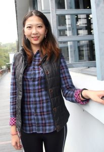 气质美女李鸽鸽户外穿紧身裤腿型真的很好