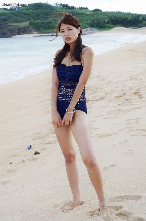 CC姐沙滩蓝色吊带泳装长腿迷人[第13张/共28张]