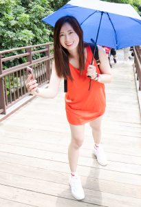 堂堂在动物园玩时大腿被阳关照的特别白嫩