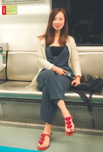 堂堂乘地铁外出玉足穿上红色凉鞋