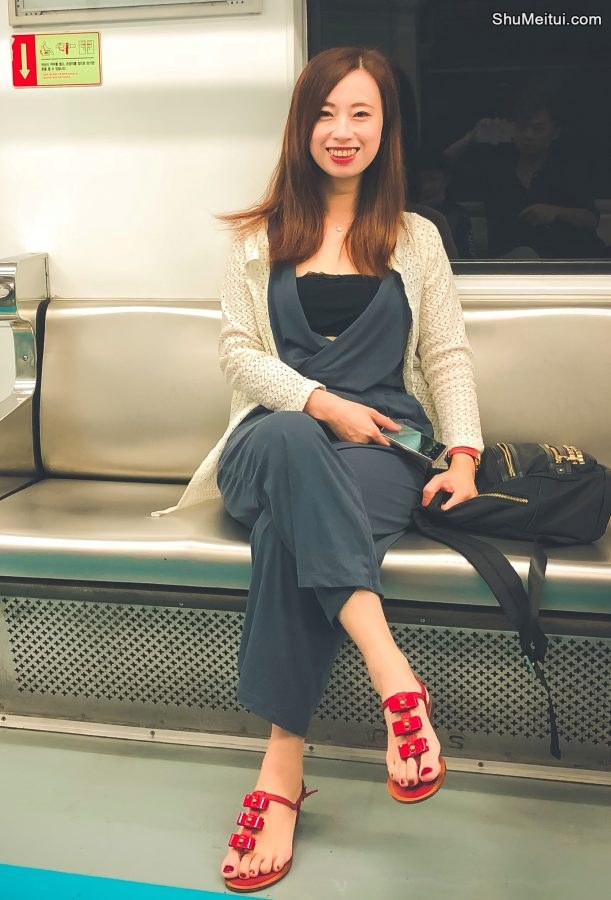 堂堂乘地铁外出玉足穿上红色凉鞋[第1张/共5张]
