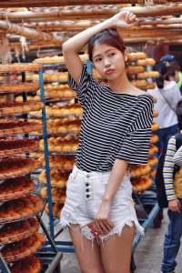 CC姐热裤美腿与柿子合影写真