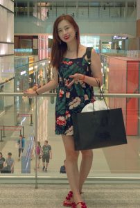 堂堂在机场秀出白皙美腿