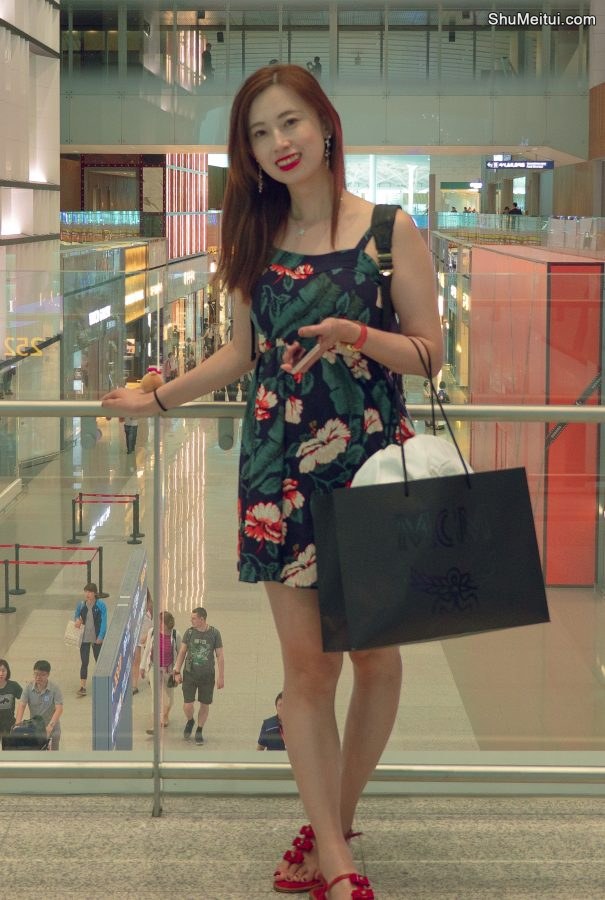 堂堂在机场秀出白皙美腿[第3张/共4张]