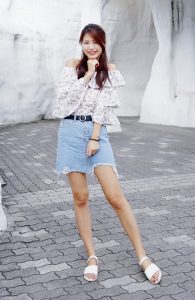 CC姐在动物园拍照片腿不是一般好看